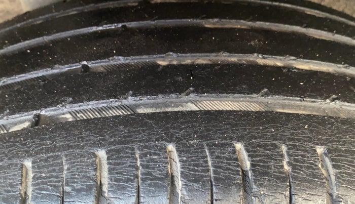 2017 Maruti Vitara Brezza ZDI PLUS DUAL TONE, Diesel, Manual, 98,175 km, Right Rear Tyre Tread