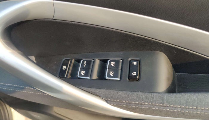 2022 MG HECTOR SHINE 1.5 PETROL TURBO CVT, Petrol, Automatic, 18,158 km, Driver Side Door Panels Control