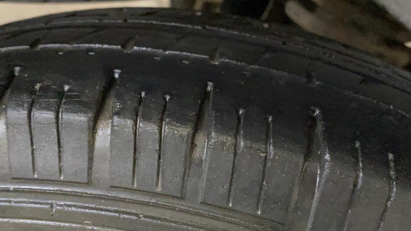2018 Maruti Eeco 5 STR CNG WITH HTR, CNG, Manual, 79,893 km, Right Rear Tyre Tread
