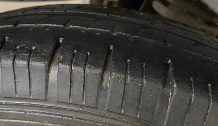 2018 Maruti Eeco 5 STR CNG WITH HTR, CNG, Manual, 80,045 km, Right Rear Tyre Tread