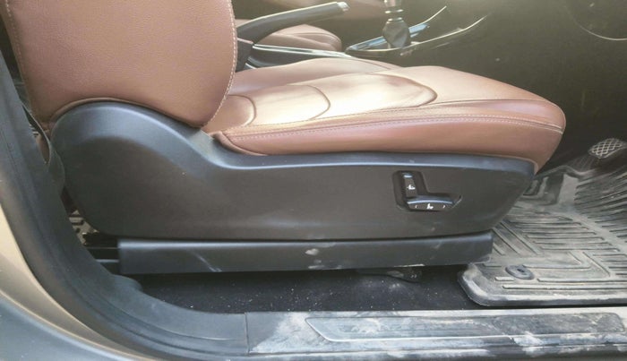 2023 MG HECTOR PLUS SHARP 2.0 DIESEL TURBO MT 6-STR, Diesel, Manual, 1,05,674 km, Driver Side Adjustment Panel