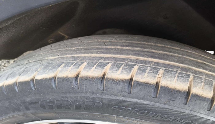 2023 MG HECTOR PLUS SHARP 2.0 DIESEL TURBO MT 6-STR, Diesel, Manual, 1,05,674 km, Right Rear Tyre Tread