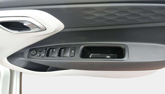 2024 Hyundai AURA SX 1.2 CNG, CNG, Manual, 11,711 km, Driver Side Door Panels Control