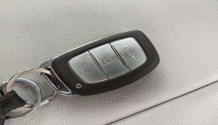 2024 Hyundai AURA SX 1.2 CNG, CNG, Manual, 11,711 km, Key Close Up