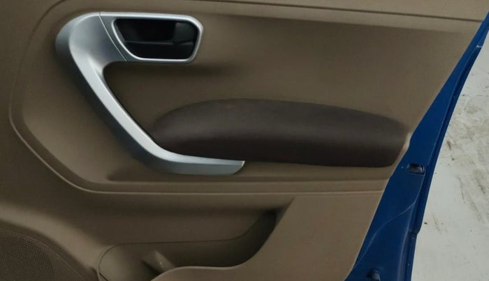 2016 Mahindra TUV300 T8, Diesel, Manual, 53,007 km, Driver Side Door Panels Control