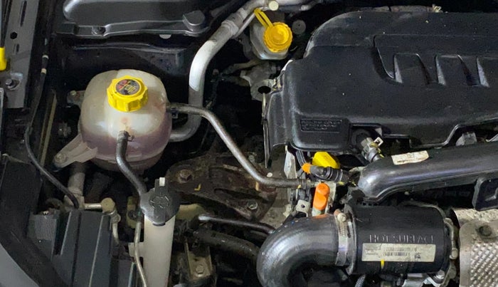 2024 Mahindra XUV300 W8 1.2 PETROL, Petrol, Manual, 1,084 km, Engine View - Right