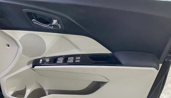 2024 Mahindra XUV300 W8 1.2 PETROL, Petrol, Manual, 1,084 km, Driver Side Door Panels Control