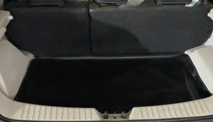 2024 Mahindra XUV300 W8 1.2 PETROL, Petrol, Manual, 1,084 km, Boot Inside