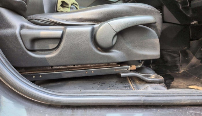 2017 Honda WR-V 1.5L I-DTEC VX MT, Diesel, Manual, 95,058 km, Driver Side Adjustment Panel