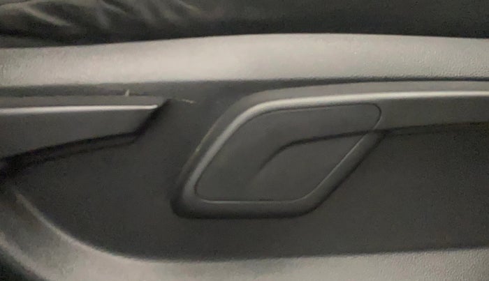 2018 Mahindra KUV 100 NXT K8 P 6 STR, Petrol, Manual, 45,274 km, Driver Side Adjustment Panel