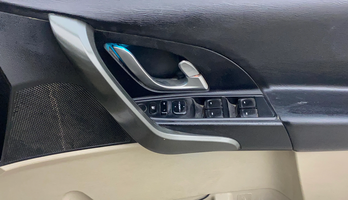 2015 Mahindra XUV500 W6, Diesel, Manual, 60,821 km, Driver Side Door Panels Control