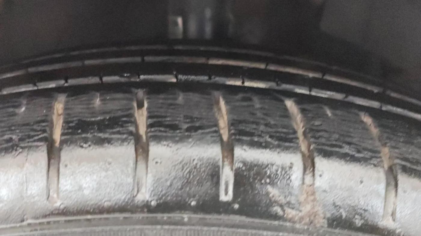 2020 Toyota Glanza V, Petrol, Manual, 56,794 km, Right Front Tyre Tread