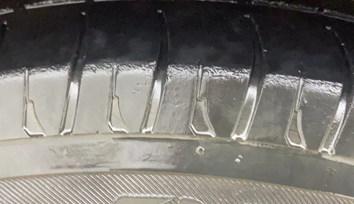 2015 Hyundai Grand i10 SPORTZ 1.2 KAPPA VTVT, CNG, Manual, 1,32,775 km, Right Front Tyre Tread