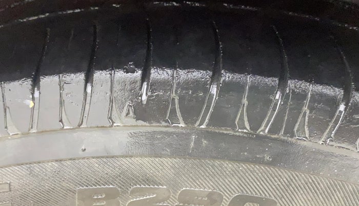 2015 Hyundai Grand i10 SPORTZ 1.2 KAPPA VTVT, CNG, Manual, 1,32,775 km, Left Rear Tyre Tread