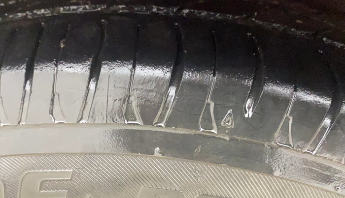 2015 Hyundai Grand i10 SPORTZ 1.2 KAPPA VTVT, CNG, Manual, 1,32,775 km, Right Rear Tyre Tread