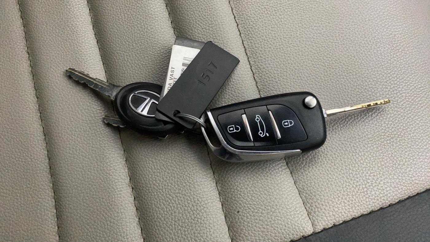 2018 Tata TIGOR XM PETROL, Petrol, Manual, 78,274 km, Key Close Up