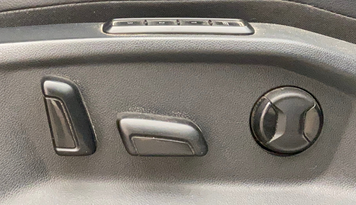 2019 Volkswagen TIGUAN HIGHLINE TDI AT, Diesel, Automatic, 1,11,433 km, Driver Side Adjustment Panel