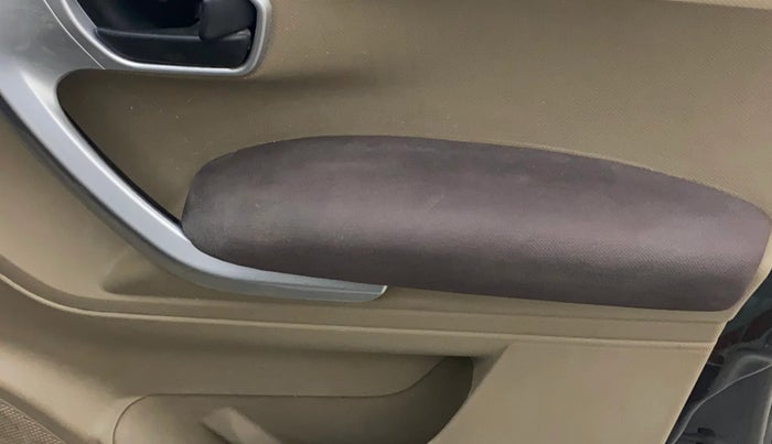 2016 Mahindra TUV300 T8, Diesel, Manual, 66,677 km, Driver Side Door Panels Control