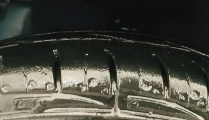 2014 Hyundai Eon ERA +, Petrol, Manual, 82,929 km, Left Front Tyre Tread