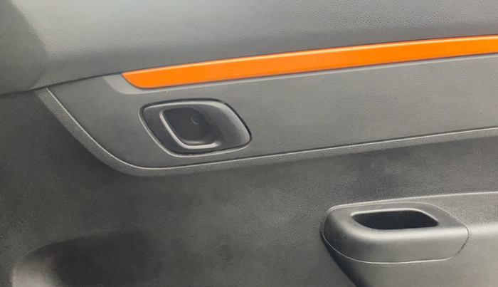 2017 Renault Kwid CLIMBER 1.0 AMT, Petrol, Automatic, 60,847 km, Driver Side Door Panels Control