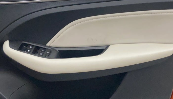 2022 MG ASTOR SMART 1.5 CVT, Petrol, Automatic, 37,645 km, Driver Side Door Panels Control