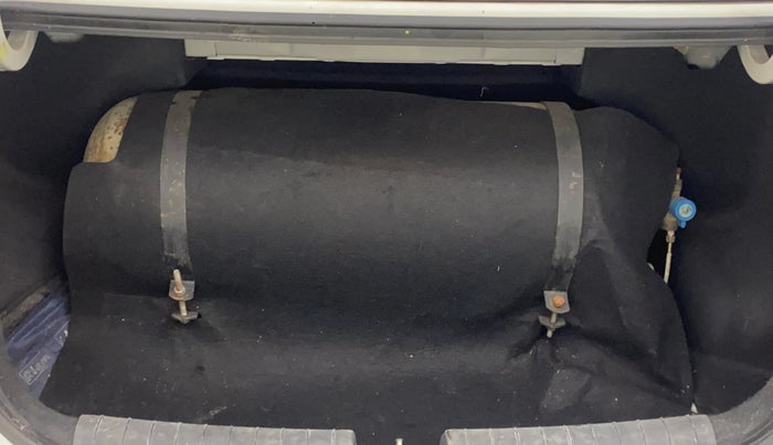 2016 Hyundai Xcent SX 1.2, CNG, Manual, 1,05,179 km, Boot Inside