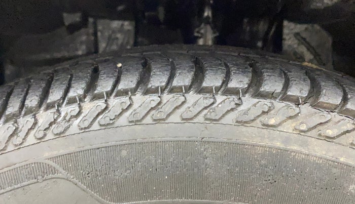 2016 Ford New Figo TITANIUM 1.2 PETROL MT, Petrol, Manual, 51,397 km, Left Front Tyre Tread