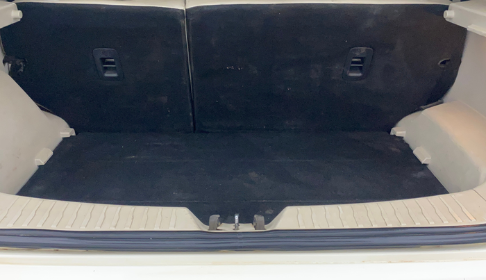 2020 Mahindra XUV300 W8 (O) 1.2 PETROL, Petrol, Manual, 96,681 km, Boot Inside