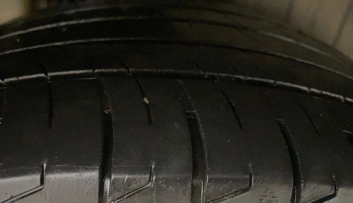 2020 Mahindra XUV300 W8 (O) 1.2 PETROL, Petrol, Manual, 96,681 km, Right Front Tyre Tread