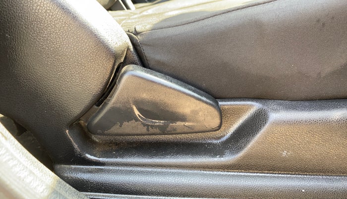 2018 Renault Kwid RXT 1.0, CNG, Manual, 57,393 km, Driver Side Adjustment Panel