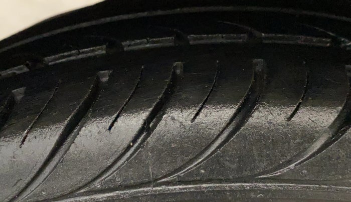 2018 Hyundai Eon ERA +, Petrol, Manual, 52,744 km, Right Rear Tyre Tread