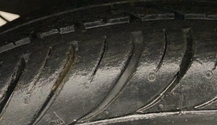 2018 Hyundai Eon ERA +, Petrol, Manual, 52,744 km, Left Front Tyre Tread