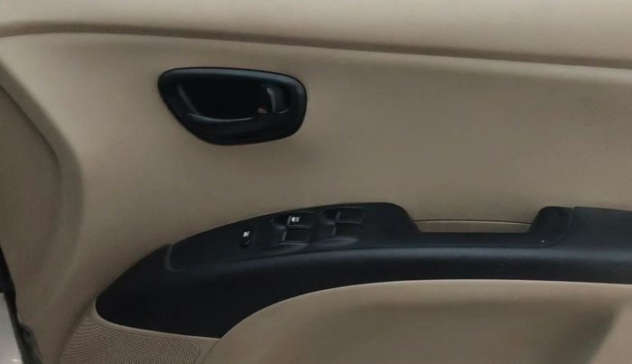 2013 Hyundai i10 MAGNA 1.1, Petrol, Manual, 1,06,088 km, Driver Side Door Panels Control