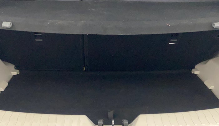 2021 Mahindra XUV300 W8 1.2 PETROL, Petrol, Manual, 20,674 km, Boot Inside