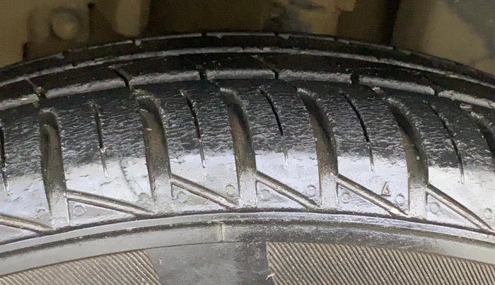 2019 Renault Kwid RXT 1.0 AMT, Petrol, Automatic, 26,074 km, Left Front Tyre Tread