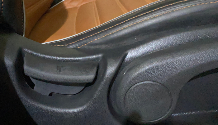 2017 Hyundai Elite i20 SPORTZ 1.2, CNG, Manual, 72,119 km, Driver Side Adjustment Panel