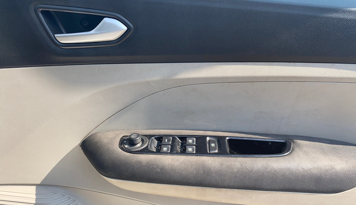 2020 Renault TRIBER RXZ, Petrol, Manual, 82,282 km, Driver Side Door Panels Control