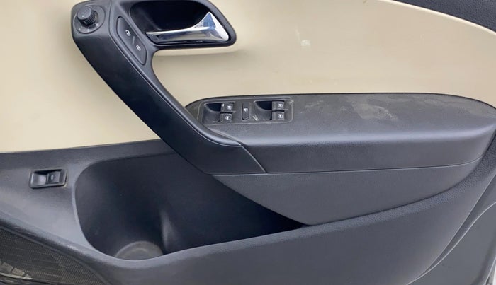 2017 Skoda Rapid STYLE 1.6 MPI AT, Petrol, Automatic, 1,17,571 km, Driver Side Door Panels Control