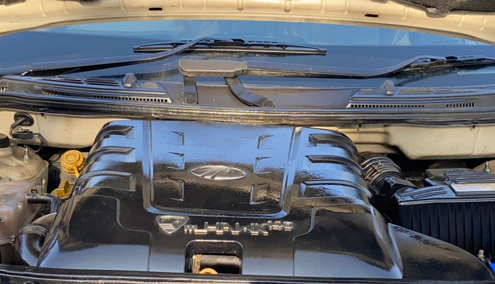 2015 Mahindra XUV500 W8, Diesel, Manual, 77,616 km, Engine View