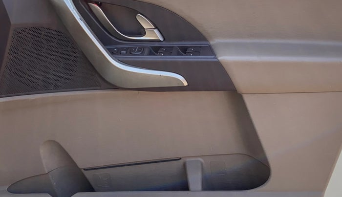 2015 Mahindra XUV500 W8, Diesel, Manual, 77,616 km, Driver Side Door Panels Control