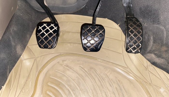 2013 Skoda Rapid AMBITION 1.6 MPI MT PLUS, Petrol, Manual, 66,030 km, Pedals