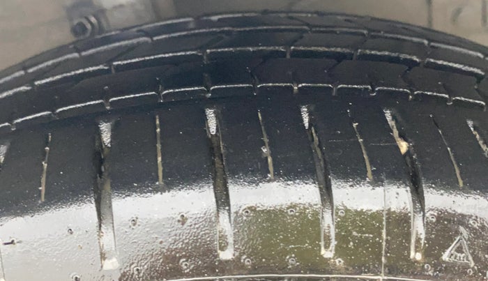 2017 Maruti Ciaz ALPHA  AT 1.4  PETROL, Petrol, Automatic, 1,21,500 km, Right Front Tyre Tread