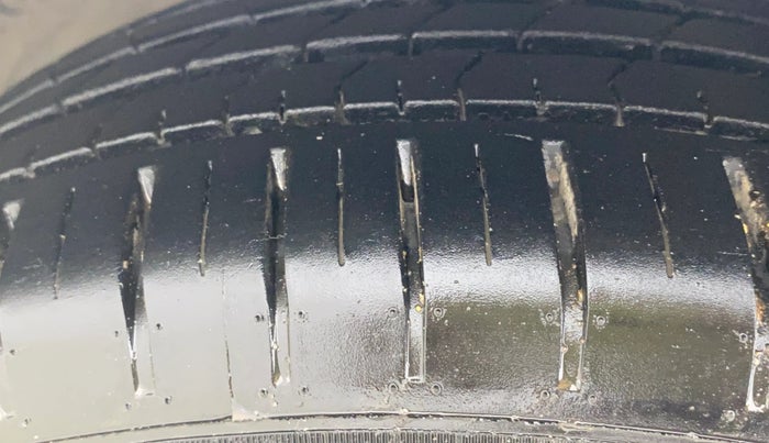 2017 Maruti Ciaz ALPHA  AT 1.4  PETROL, Petrol, Automatic, 1,21,500 km, Left Front Tyre Tread