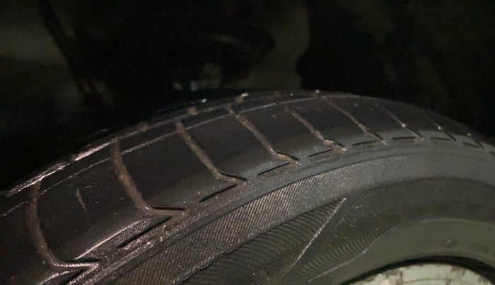 2018 Hyundai Elite i20 MAGNA EXECUTIVE 1.2, CNG, Manual, 73,543 km, Right Front Tyre Tread