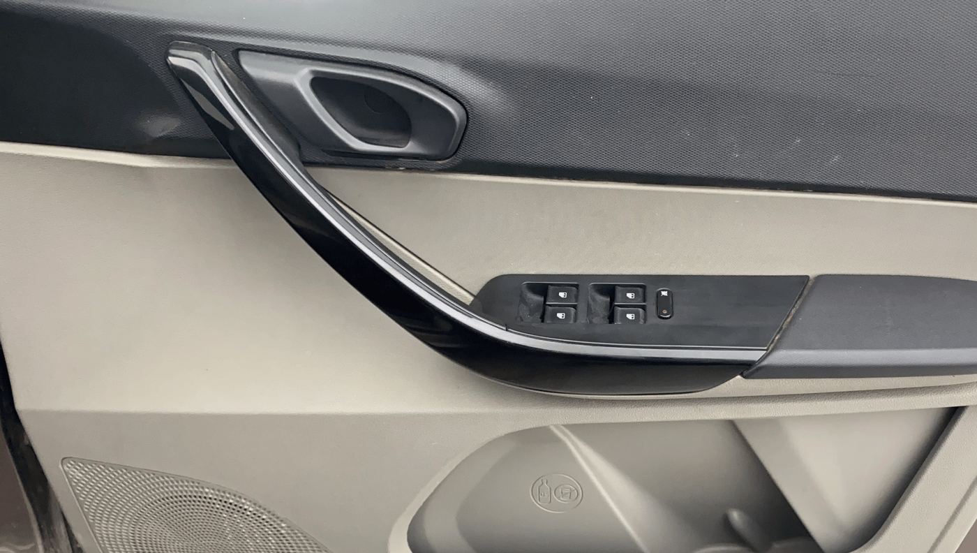 2016 Tata Tiago XT PETROL, Petrol, Manual, 62,962 km, Driver Side Door Panels Control