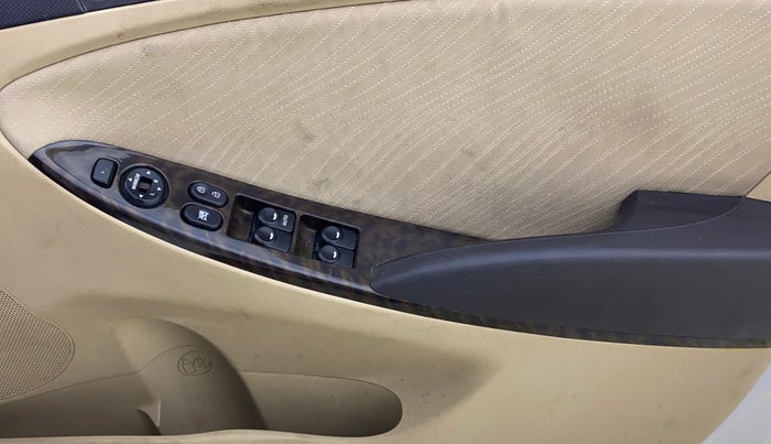 2016 Hyundai Verna 1.6 VTVT SX, CNG, Manual, 80,368 km, Driver Side Door Panels Control