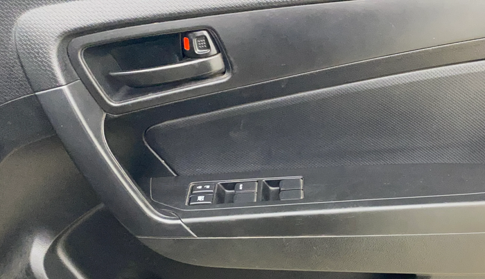 2021 Maruti Vitara Brezza LXI, CNG, Manual, 1,03,922 km, Driver Side Door Panels Control