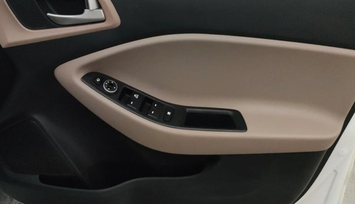 2020 Hyundai Elite i20 SPORTZ PLUS 1.2, CNG, Manual, 56,357 km, Driver Side Door Panels Control