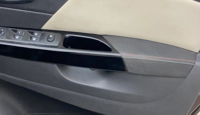 2017 Renault Captur RXT PETROL DUAL TONE, Petrol, Manual, 53,644 km, Driver Side Door Panels Control