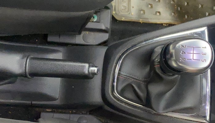 2017 Renault Captur RXT PETROL DUAL TONE, Petrol, Manual, 53,644 km, Gear Lever